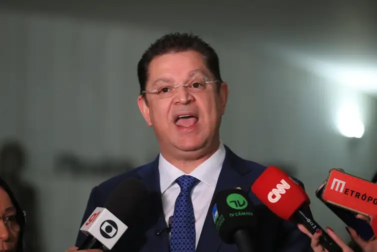 Motta pauta PEC que dificulta denúncias criminais contra parlamentares
