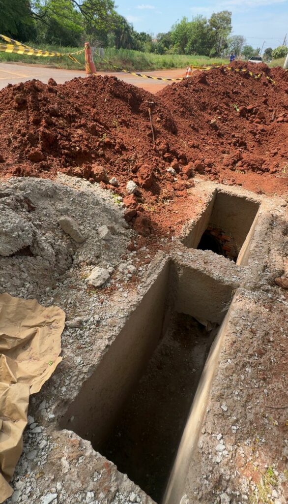 Nado Tozzi fiscaliza obras de drenagem que vão resolver problema antigo na Rua Dom Pedro II em Caarapó