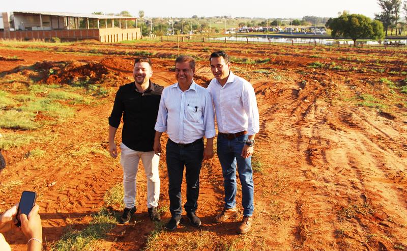 Prefeito Rodrigo Sacuno destaca tríplice parceria que vai realizar o sonho da casa própria de 60 famílias em Naviraí Prefeito Rodrigo Sacuno destaca tríplice parceria que vai realizar o sonho da casa própria de 60 famílias em Naviraí