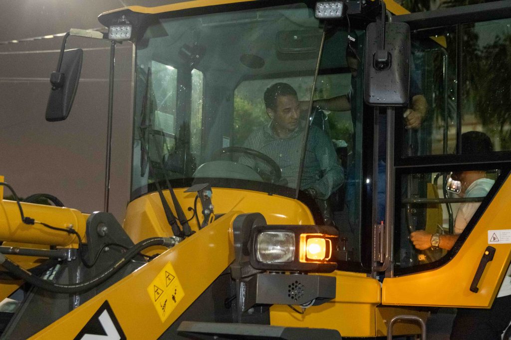 Prefeito Rodrigo Sacuno entrega Pá Carregadeira para reforçar trabalhos da Patrulha Mecanizada de Naviraí