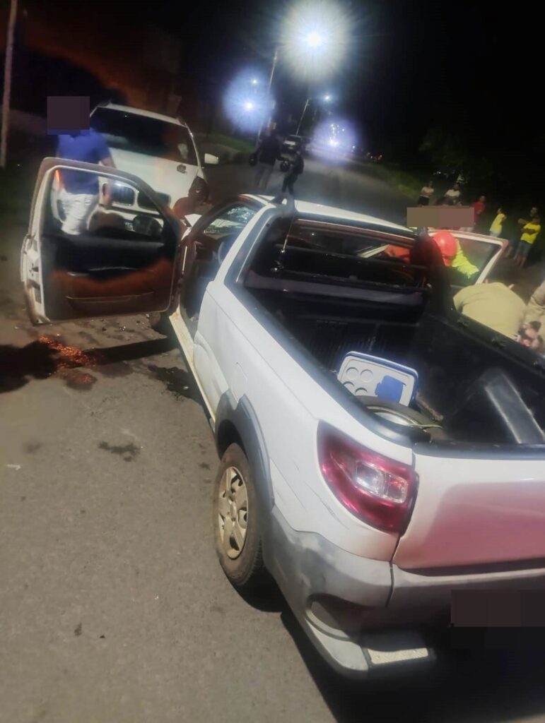 Bombeiros socorrem vítimas de acidente em Amambai