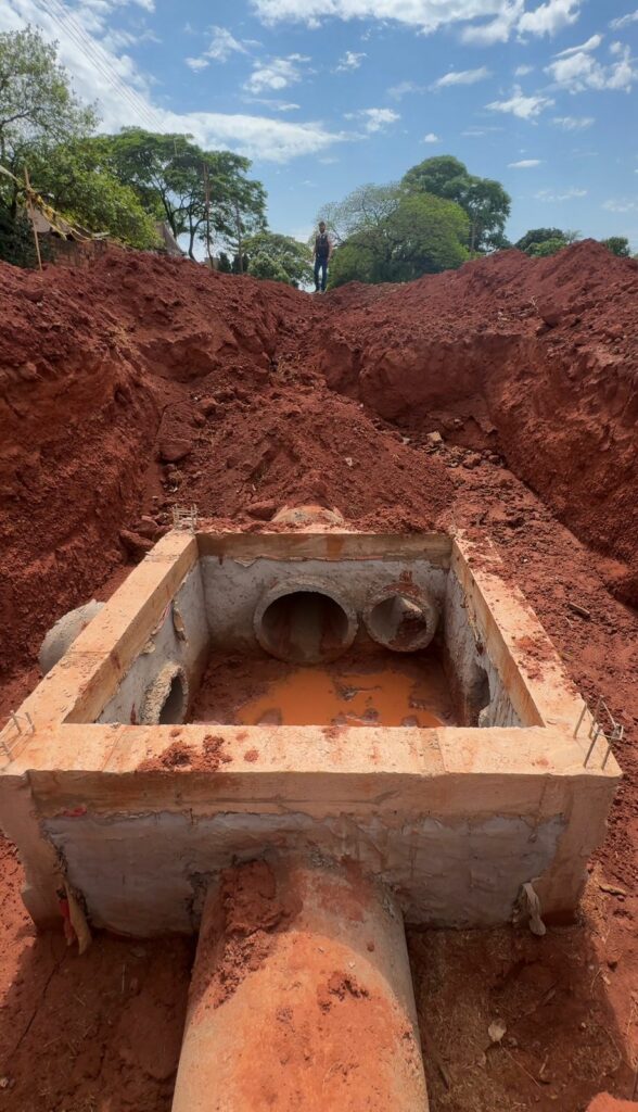 Nado Tozzi fiscaliza obras de drenagem que vão resolver problema antigo na Rua Dom Pedro II em Caarapó