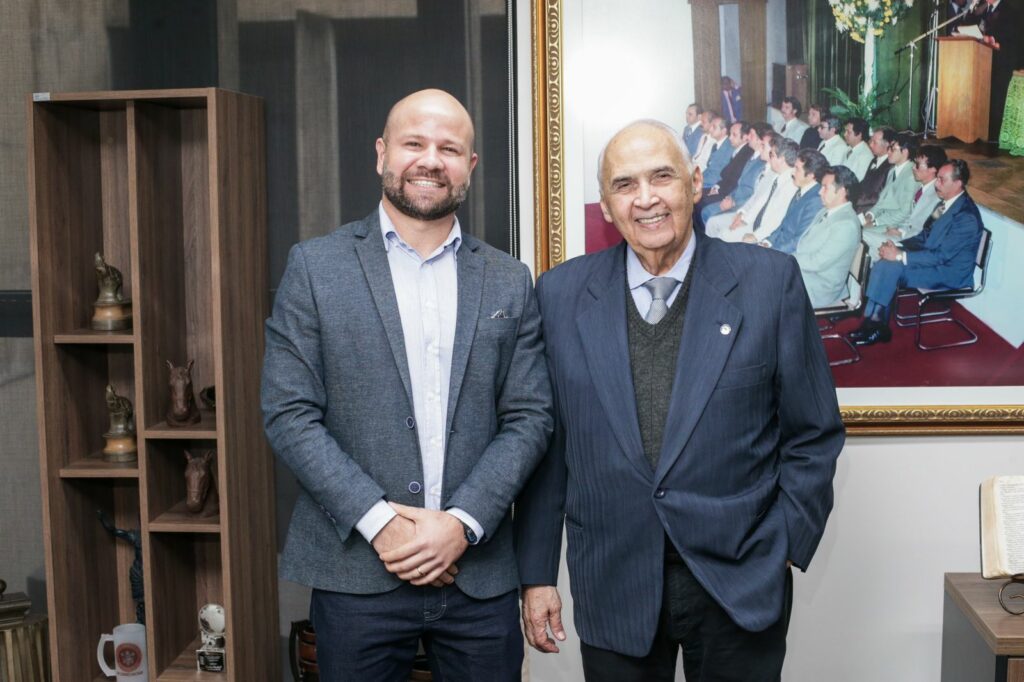 Vereador Gilberto Segóvia comemora pagamento de emendas conquistadas junto a deputados estaduais para beneficiar a população de Caarapó Vereador Gilberto Segóvia comemora pagamento de emendas conquistadas junto a deputados estaduais para beneficiar a população de Caarapó