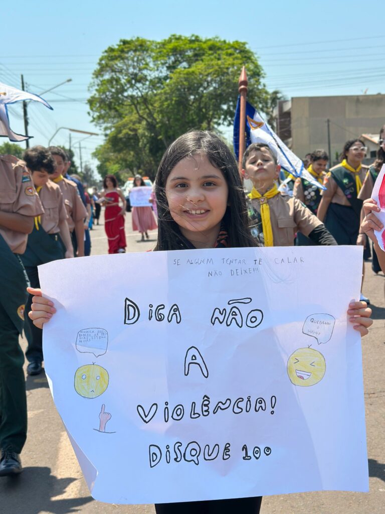Amambai: Clube de Desbravadores Atalaias do Rei realizou passeata do projeto "Quebrando o Silêncio" em Tacuru