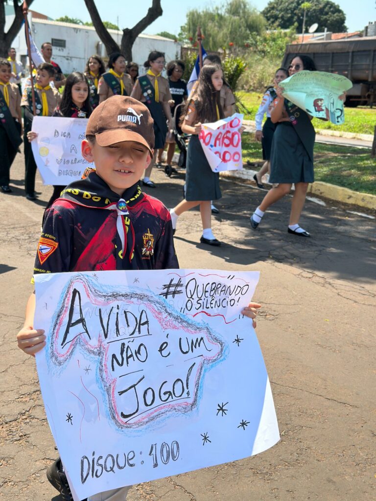 Amambai: Clube de Desbravadores Atalaias do Rei realizou passeata do projeto "Quebrando o Silêncio" em Tacuru