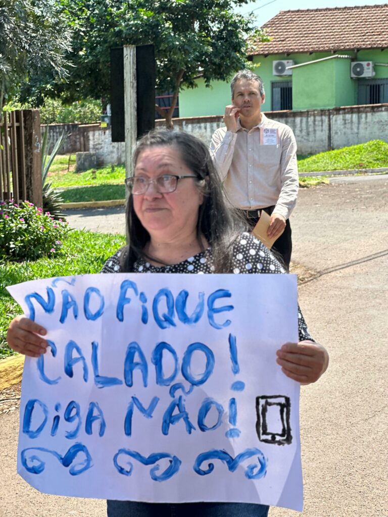 Amambai: Clube de Desbravadores Atalaias do Rei realizou passeata do projeto "Quebrando o Silêncio" em Tacuru