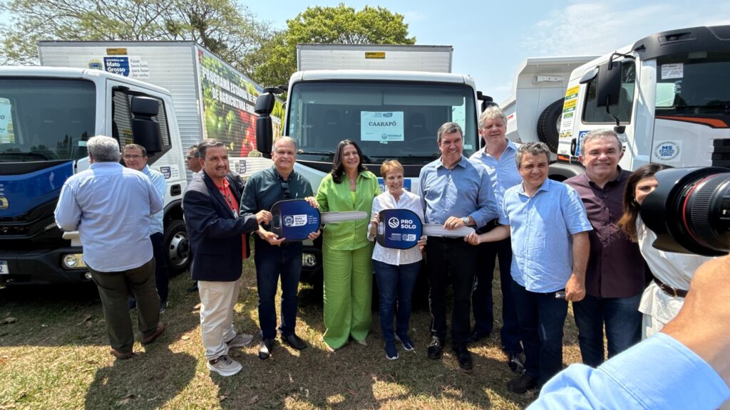 Caarapó: Prefeita Lurdes Portugal recebe e amplia frota em apenas 10 meses Caarapó: Prefeita Lurdes Portugal recebe e amplia frota em apenas 10 meses