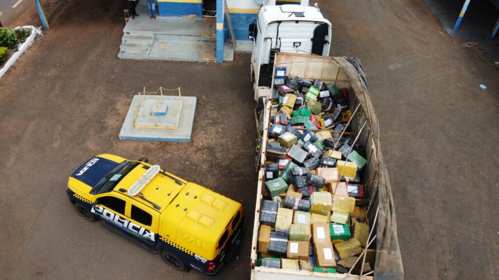 PMR apreende mais de 20 toneladas de maconha escondidas em carga de milho em Amambai PMR apreende mais de 20 toneladas de maconha escondidas em carga de milho em Amambai