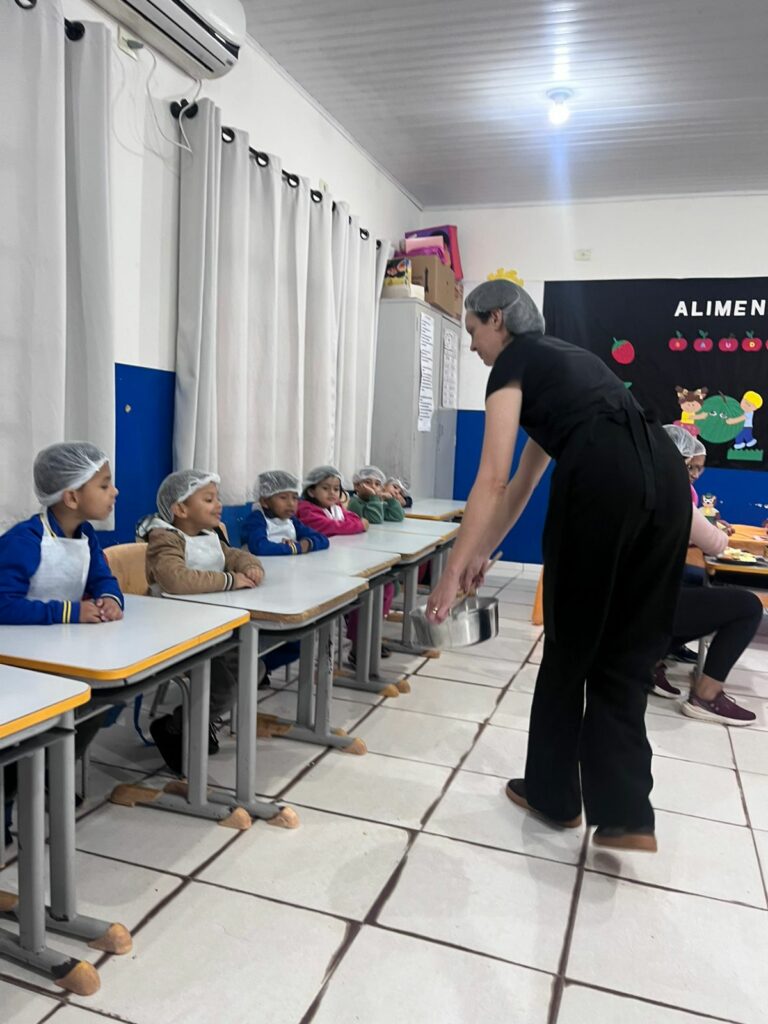 Iguatemi: Alunos da Escola de Educação Infantil Arco-Íris participam do projeto Alimentação Saudável Iguatemi: Alunos da Escola de Educação Infantil Arco-Íris participam do projeto Alimentação Saudável