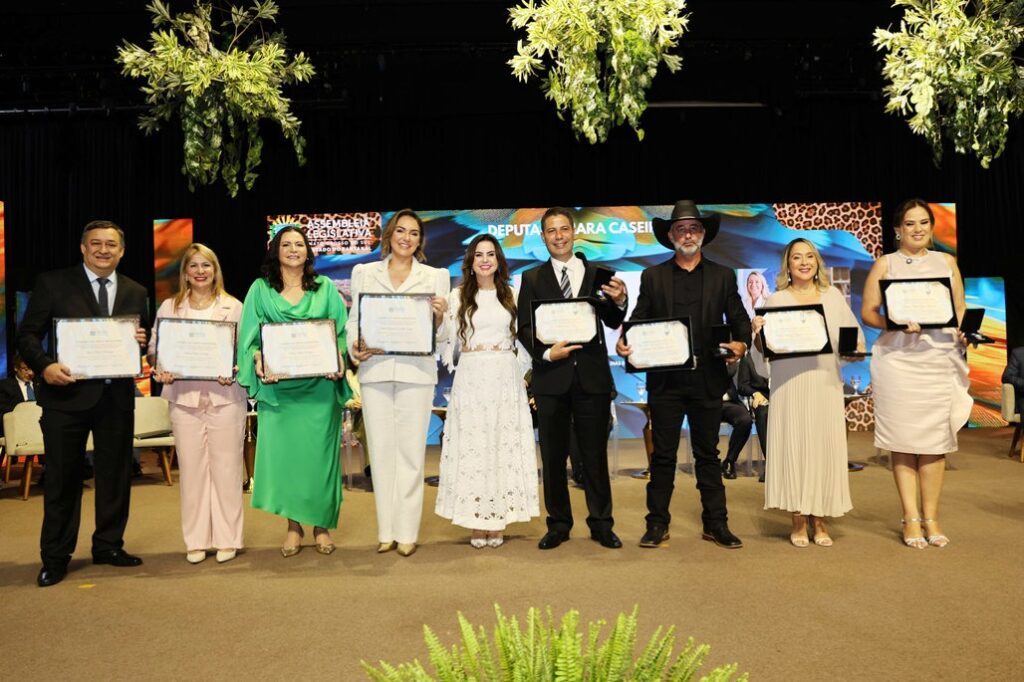 Prefeita Lurdes Portugal é homenageada com título de cidadã sul-mato-grossense e celebra reconhecimento ao trabalho por Caarapó Prefeita Lurdes Portugal é homenageada com título de cidadã sul-mato-grossense e celebra reconhecimento ao trabalho por Caarapó