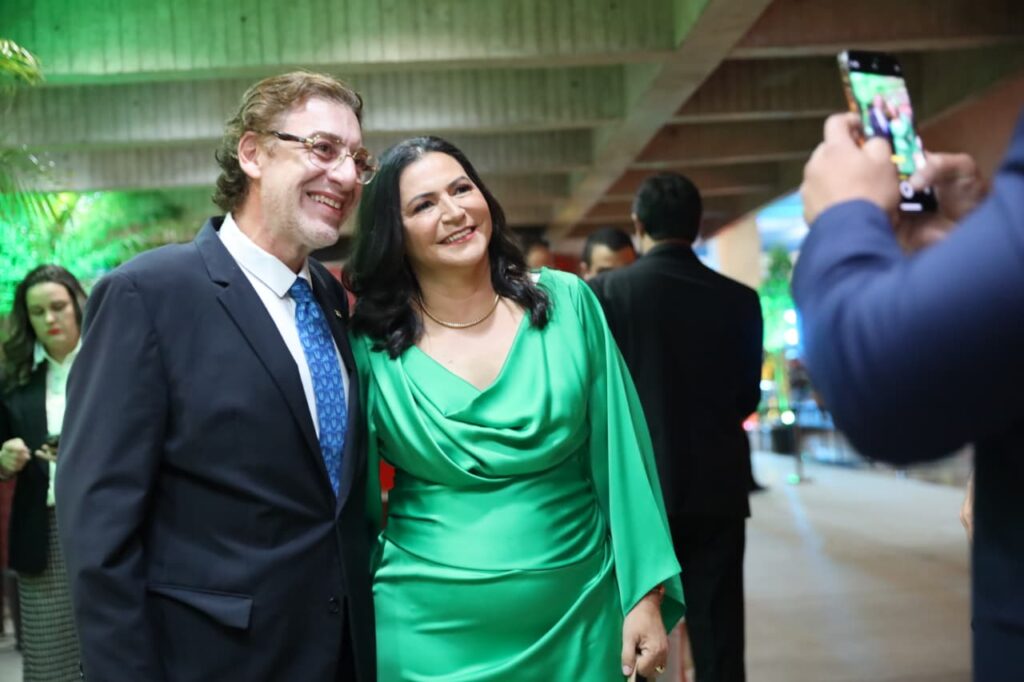 Prefeita Lurdes Portugal é homenageada com título de cidadã sul-mato-grossense e celebra reconhecimento ao trabalho por Caarapó Prefeita Lurdes Portugal é homenageada com título de cidadã sul-mato-grossense e celebra reconhecimento ao trabalho por Caarapó