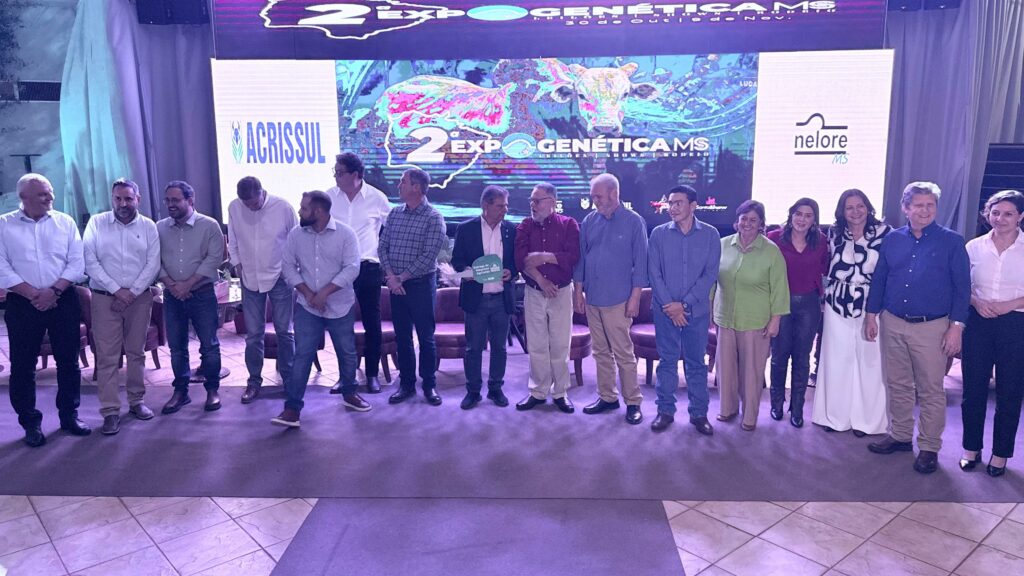 Caarapó reforça frota municipal e infraestrutura rural com nova retroescavadeira conquistada por meio de emenda do senador Nelsinho Trad