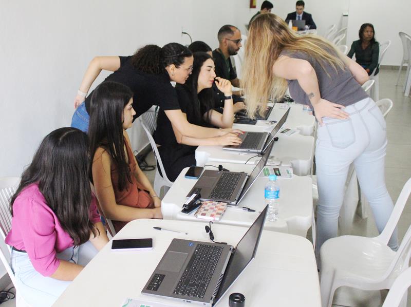 Em atenção a pedido da vereadora Suzana, Van dos Direitos e Justiça Itinerante atenderam mais de 250 pessoas nesta sexta em Amambai Em atenção a pedido da vereadora Suzana, Van dos Direitos e Justiça Itinerante atenderam mais de 250 pessoas nesta sexta em Amambai