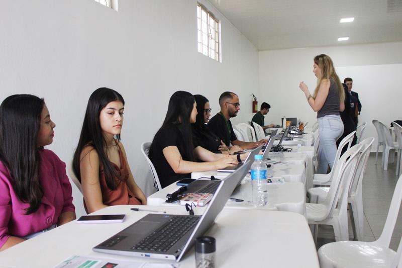 Em atenção a pedido da vereadora Suzana, Van dos Direitos e Justiça Itinerante atenderam mais de 250 pessoas nesta sexta em Amambai Em atenção a pedido da vereadora Suzana, Van dos Direitos e Justiça Itinerante atenderam mais de 250 pessoas nesta sexta em Amambai