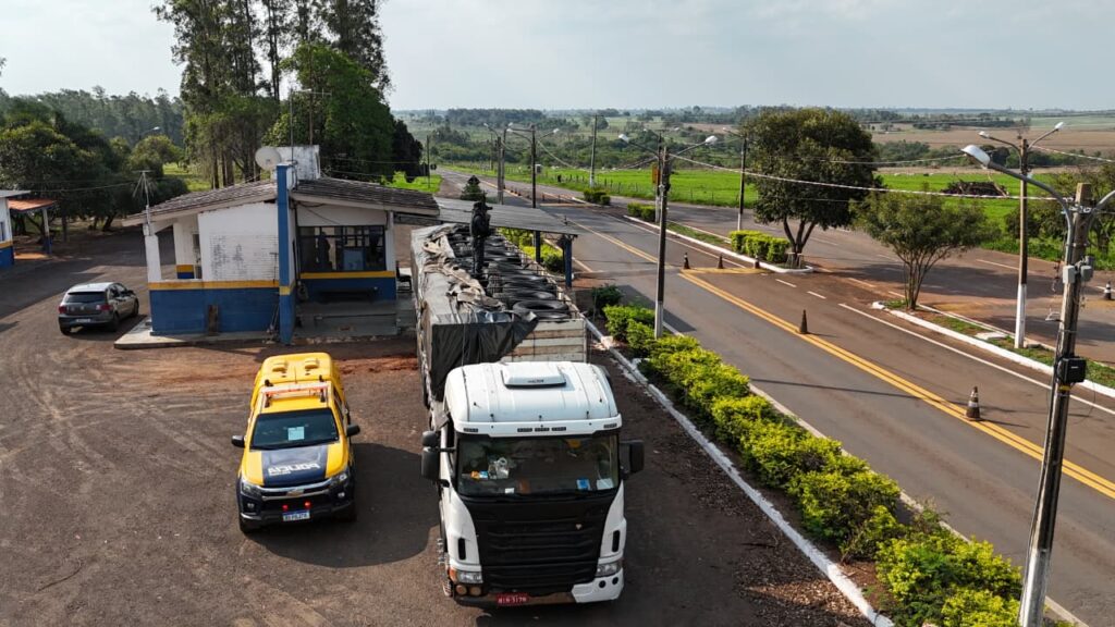 Ação conjunta da PM de Eldorado e Amambai apreende caminhão com pneus contrabandeados
