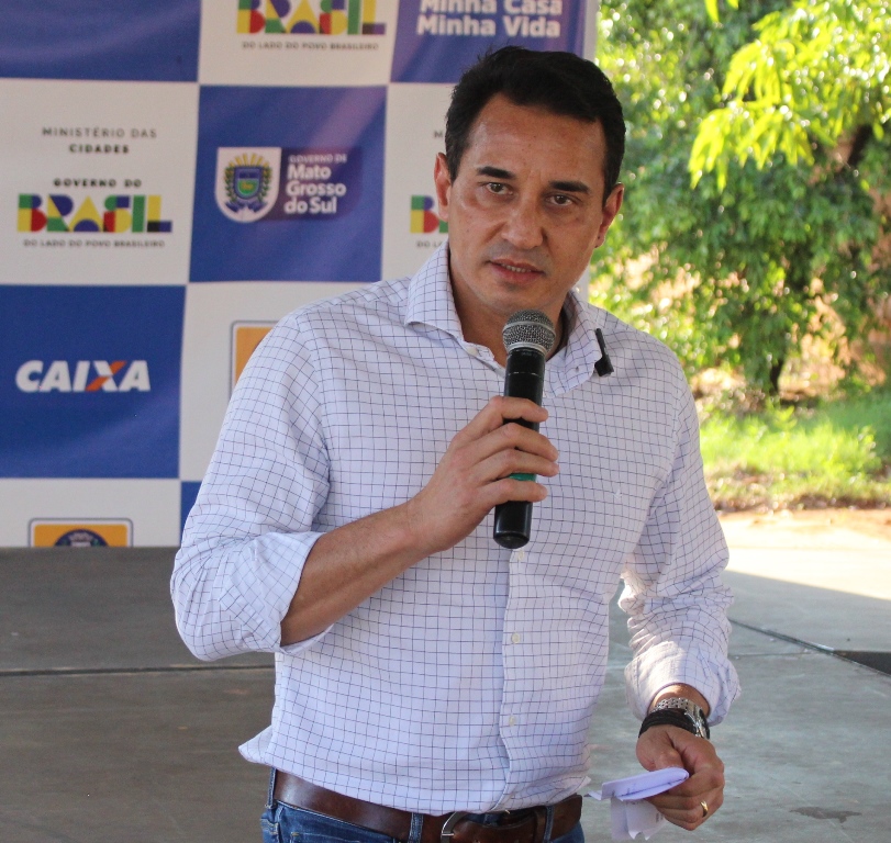 Prefeito Rodrigo Sacuno destaca tríplice parceria que vai realizar o sonho da casa própria de 60 famílias em Naviraí Prefeito Rodrigo Sacuno destaca tríplice parceria que vai realizar o sonho da casa própria de 60 famílias em Naviraí