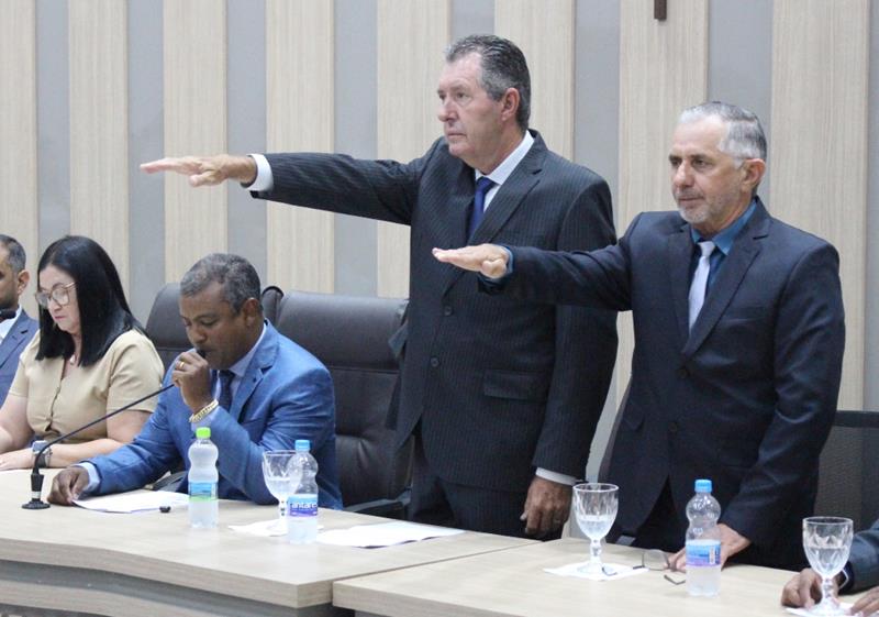 Em sessão com a Câmara lotada, Heliomar Klabunde assume seu terceiro mandato como prefeito em Paranhos Em sessão com a Câmara lotada, Heliomar Klabunde assume seu terceiro mandato como prefeito em Paranhos