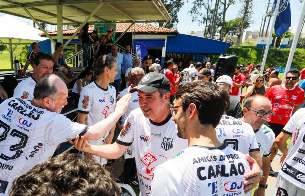 Comerário com ex-jogadores e convidados incentiva doação de órgãos e valoriza futebol regional