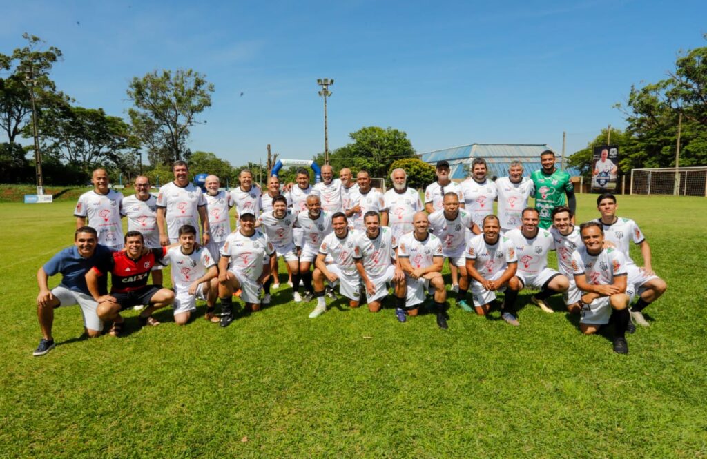 Comerário com ex-jogadores e convidados incentiva doação de órgãos e valoriza futebol regional