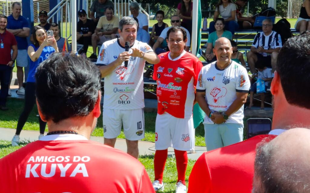 Comerário com ex-jogadores e convidados incentiva doação de órgãos e valoriza futebol regional