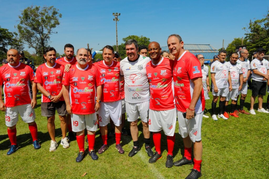 Comerário com ex-jogadores e convidados incentiva doação de órgãos e valoriza futebol regional