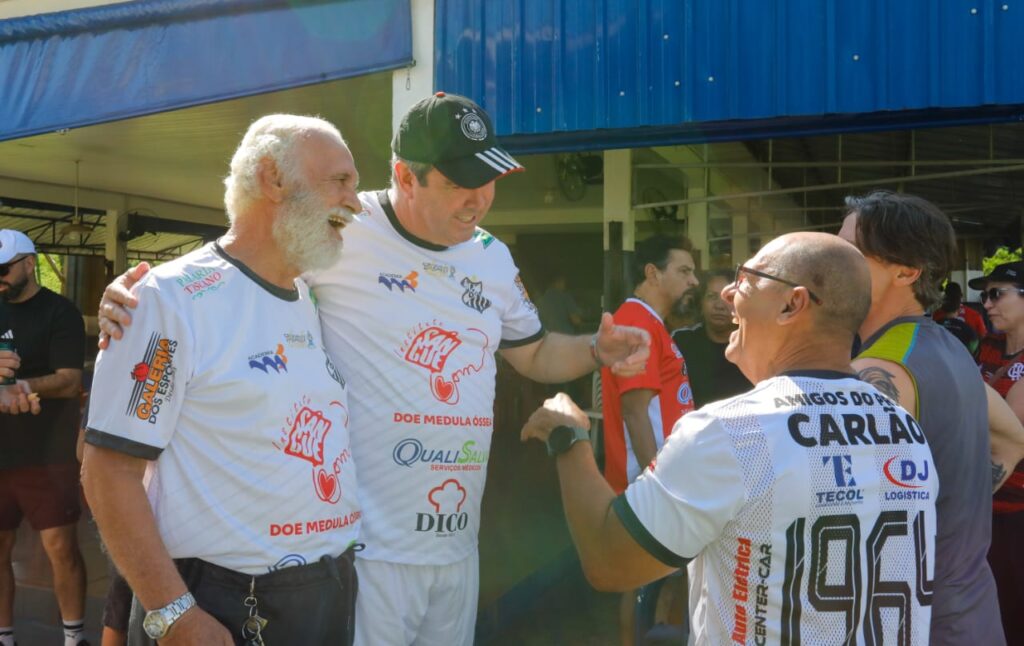 Comerário com ex-jogadores e convidados incentiva doação de órgãos e valoriza futebol regional