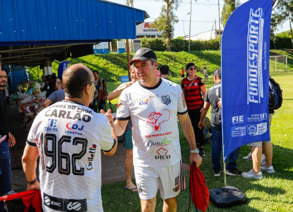 Comerário com ex-jogadores e convidados incentiva doação de órgãos e valoriza futebol regional
