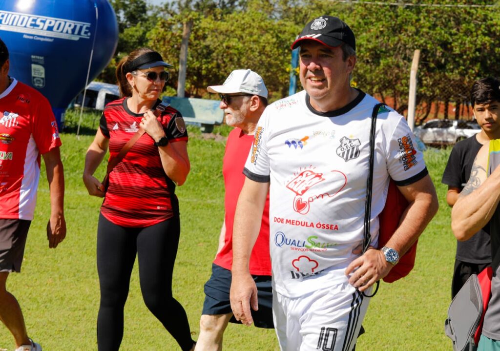 Comerário com ex-jogadores e convidados incentiva doação de órgãos e valoriza futebol regional