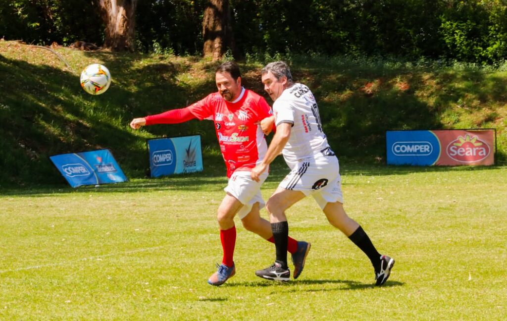 Comerário com ex-jogadores e convidados incentiva doação de órgãos e valoriza futebol regional