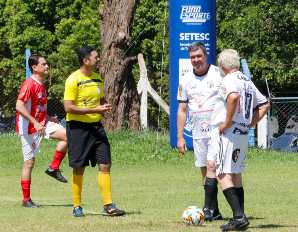 Comerário com ex-jogadores e convidados incentiva doação de órgãos e valoriza futebol regional
