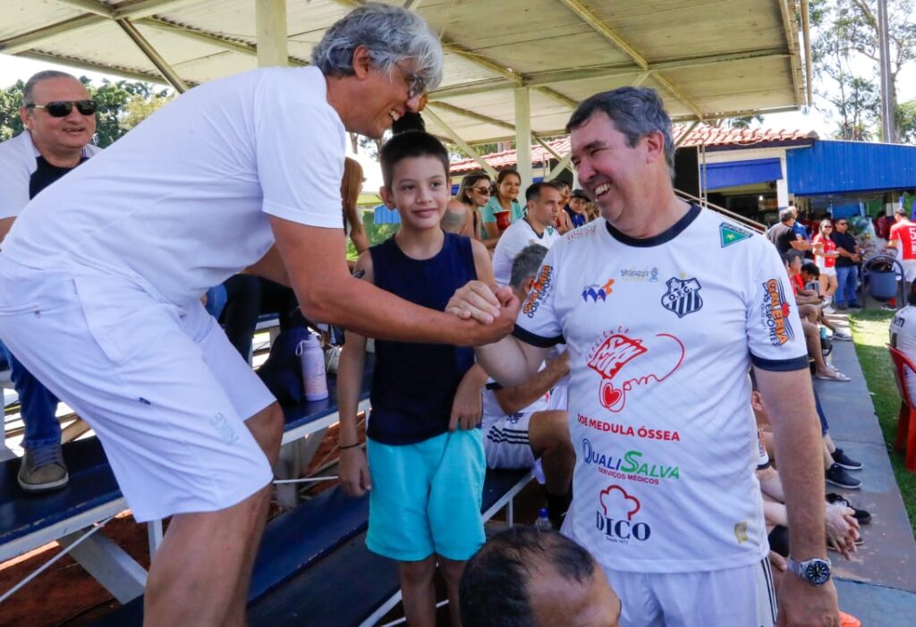 Comerário com ex-jogadores e convidados incentiva doação de órgãos e valoriza futebol regional