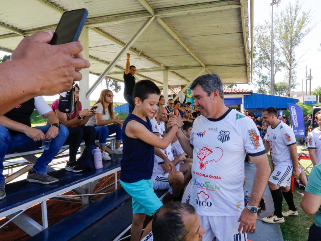 Comerário com ex-jogadores e convidados incentiva doação de órgãos e valoriza futebol regional