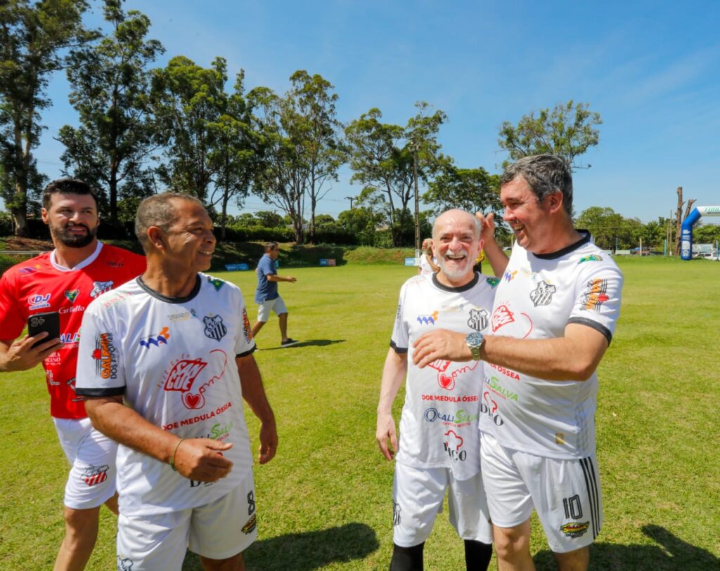 Comerário com ex-jogadores e convidados incentiva doação de órgãos e valoriza futebol regional