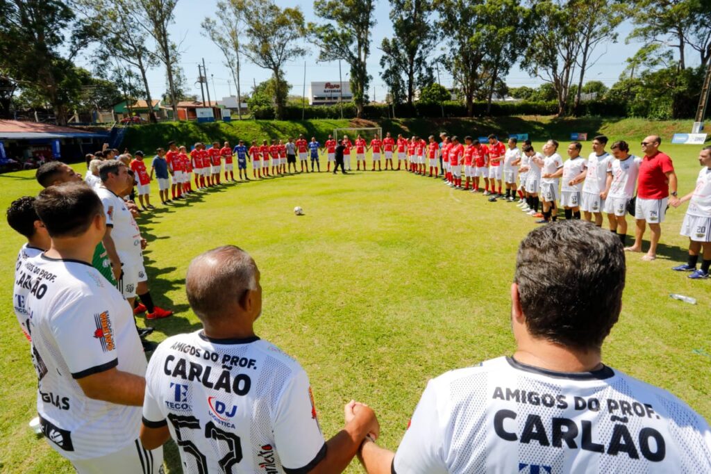 Comerário com ex-jogadores e convidados incentiva doação de órgãos e valoriza futebol regional