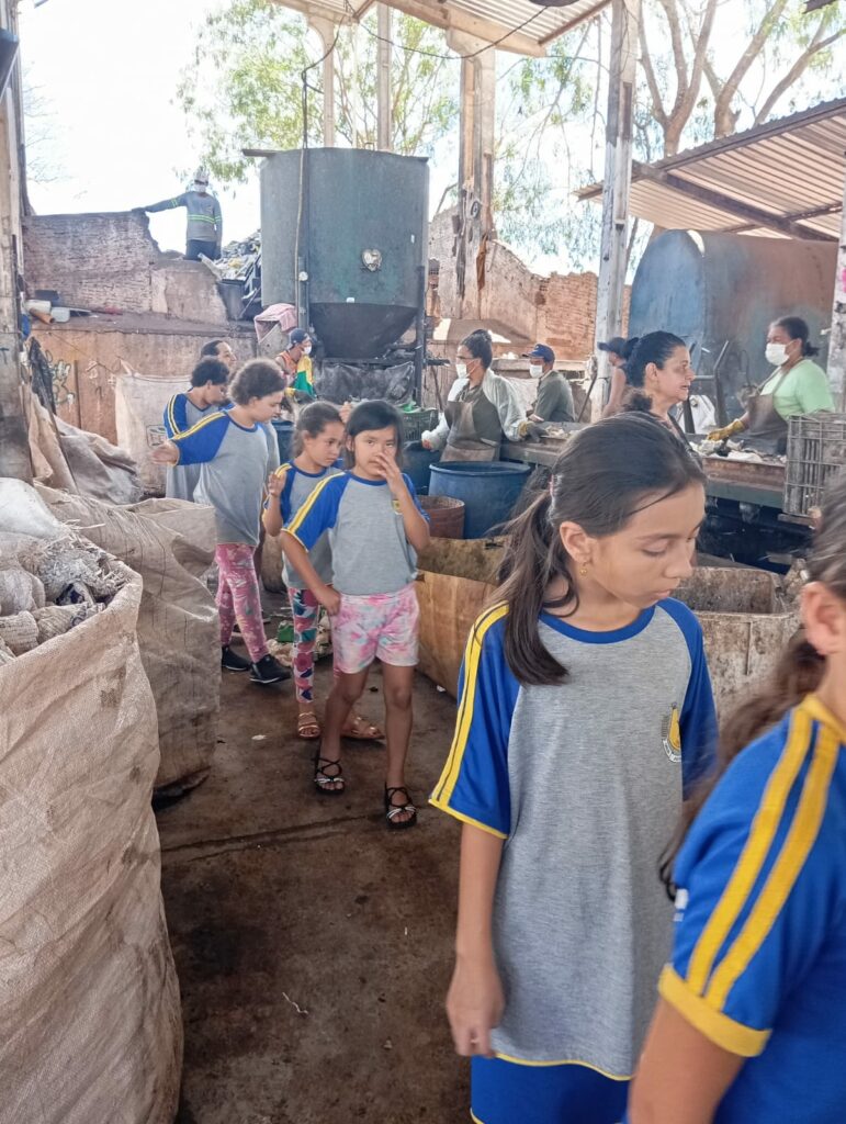 Iguatemi: Alunos do 2º ano da Escola Municipal Tancredo Neves participam de palestra sobre resíduos sólidos na Cooperativa de Reciclagem-Cooperci