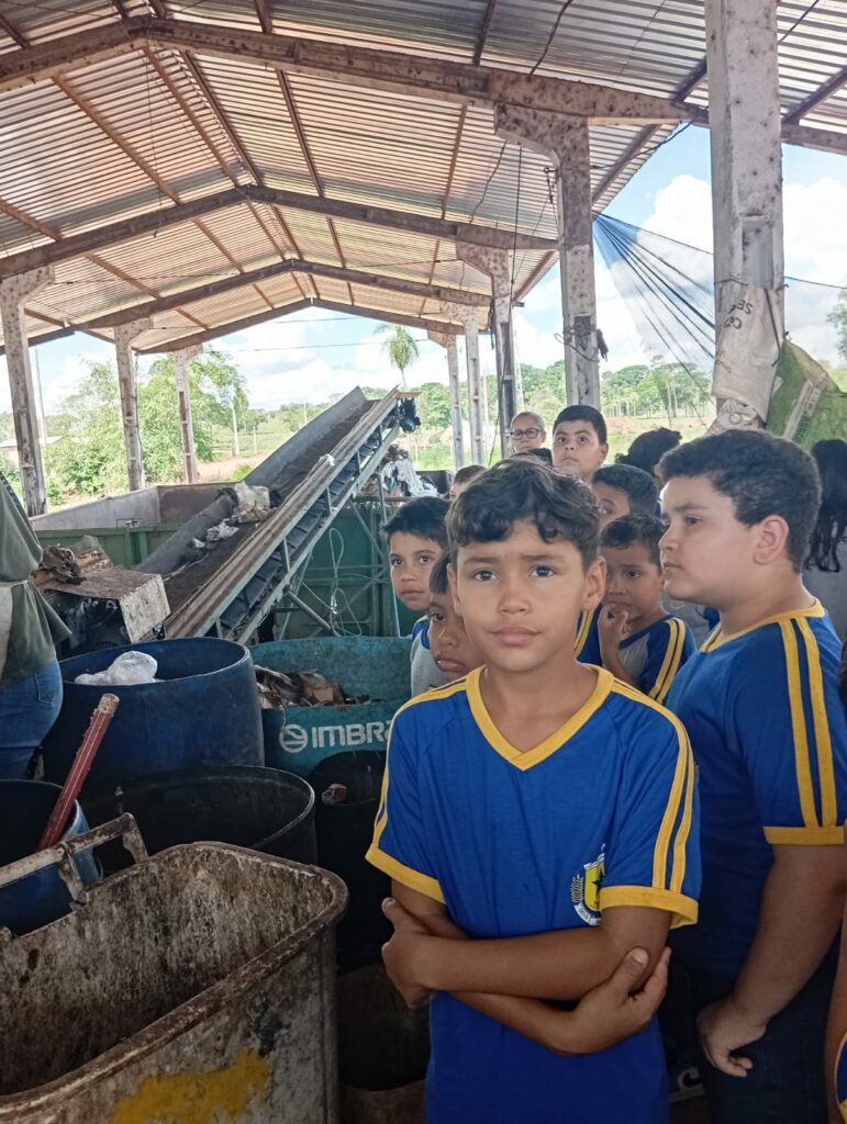 Iguatemi: Alunos do 2º ano da Escola Municipal Tancredo Neves participam de palestra sobre resíduos sólidos na Cooperativa de Reciclagem-Cooperci