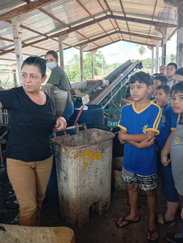 Iguatemi: Alunos do 2º ano da Escola Municipal Tancredo Neves participam de palestra sobre resíduos sólidos na Cooperativa de Reciclagem-Cooperci