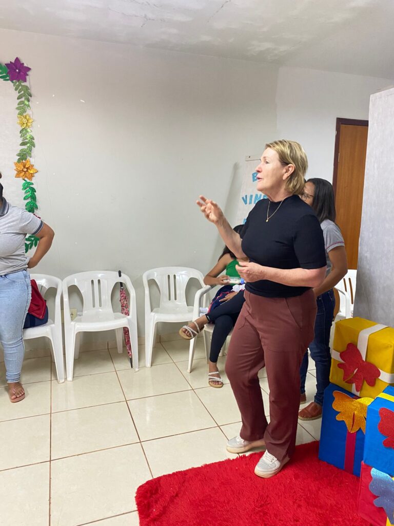Iguatemi: Assistência Social promove oficina para confecção de guirlandas, com mães do Programa Criança Feliz