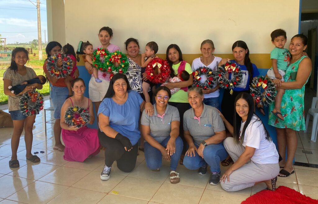 Iguatemi: Assistência Social promove oficina para confecção de guirlandas, com mães do Programa Criança Feliz