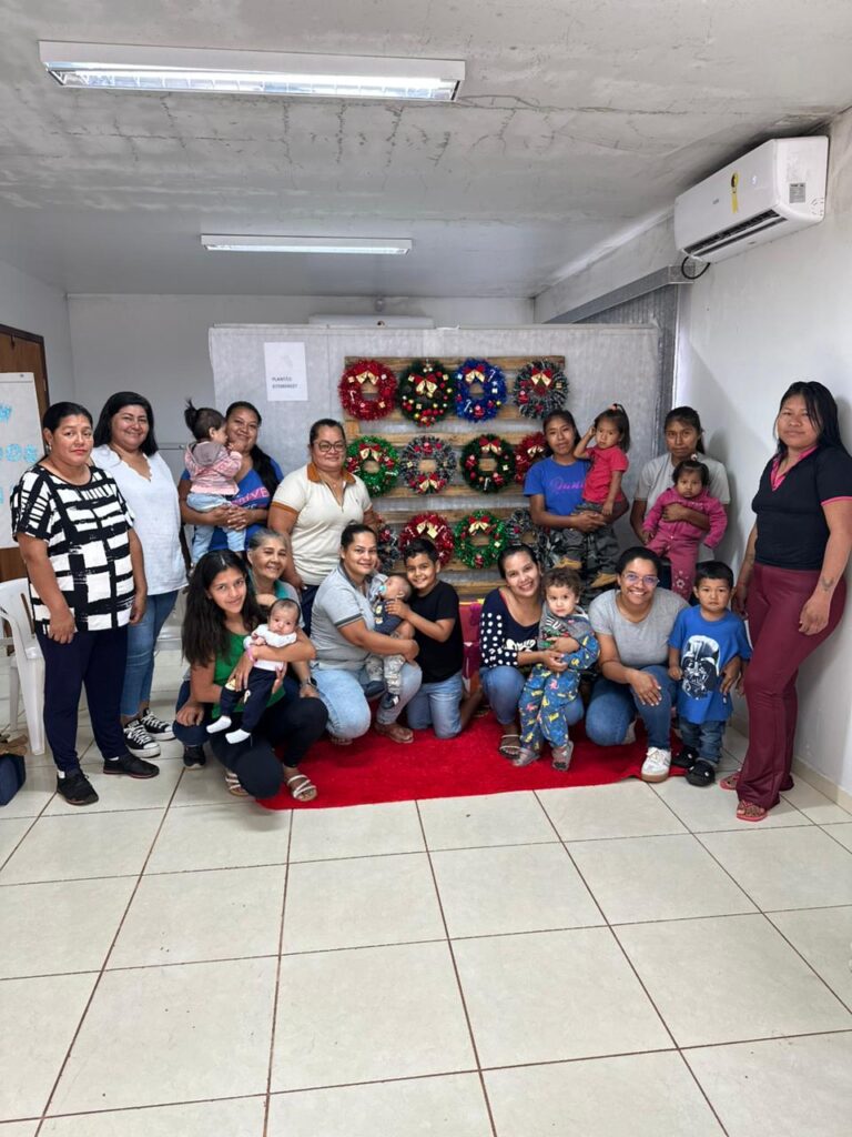 Iguatemi: Assistência Social promove oficina para confecção de guirlandas, com mães do Programa Criança Feliz