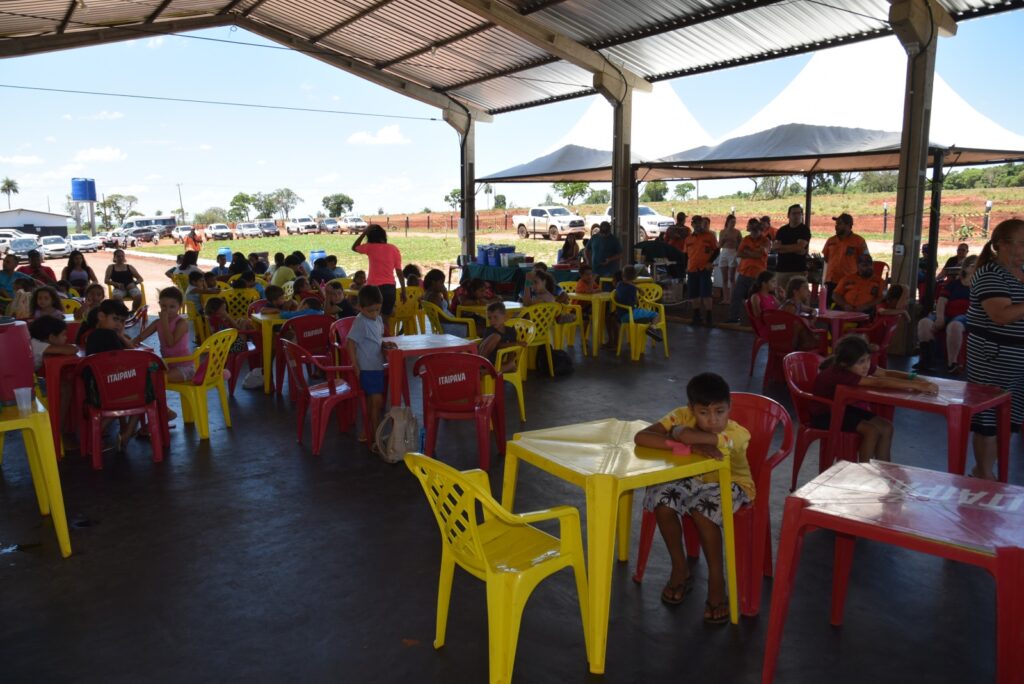 Iguatemi: Assistência Social promoveu confraternização para os alunos do Programa “Novo Olhar”, com almoço e muitas brincadeiras