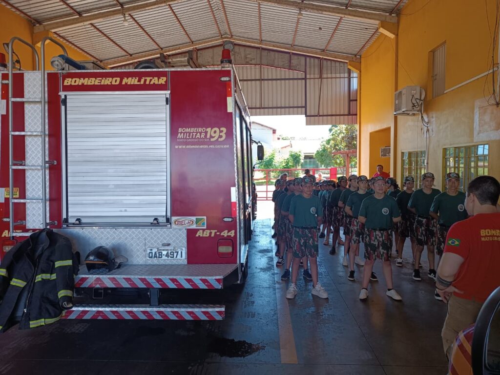 Em ação comemorativa, Alunos do Projeto Florestinha visitam Corpo de Bombeiros em Amambai