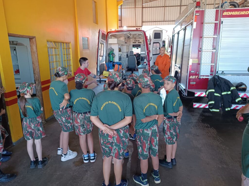 Em ação comemorativa, Alunos do Projeto Florestinha visitam Corpo de Bombeiros em Amambai
