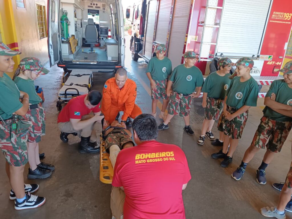 Em ação comemorativa, Alunos do Projeto Florestinha visitam Corpo de Bombeiros em Amambai