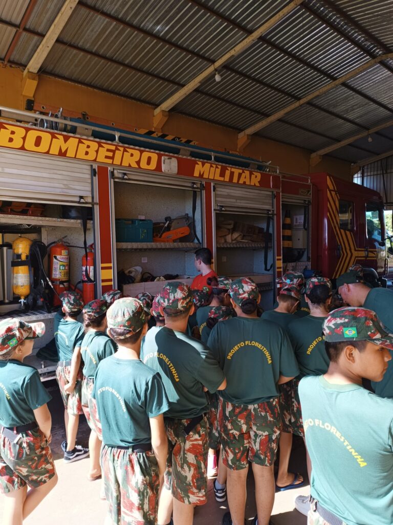 Em ação comemorativa, Alunos do Projeto Florestinha visitam Corpo de Bombeiros em Amambai