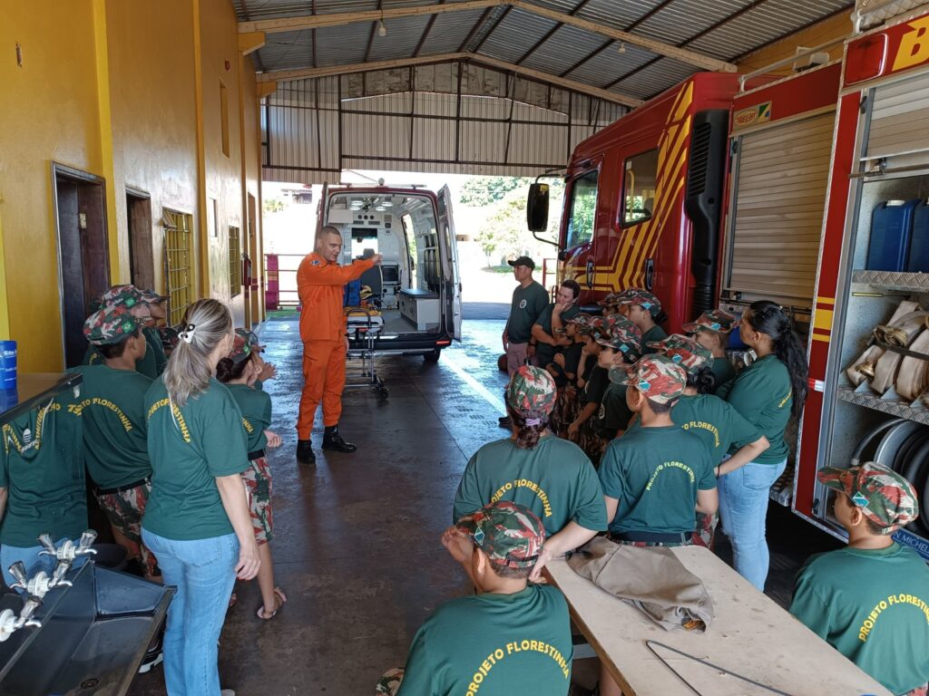 Em ação comemorativa, Alunos do Projeto Florestinha visitam Corpo de Bombeiros em Amambai
