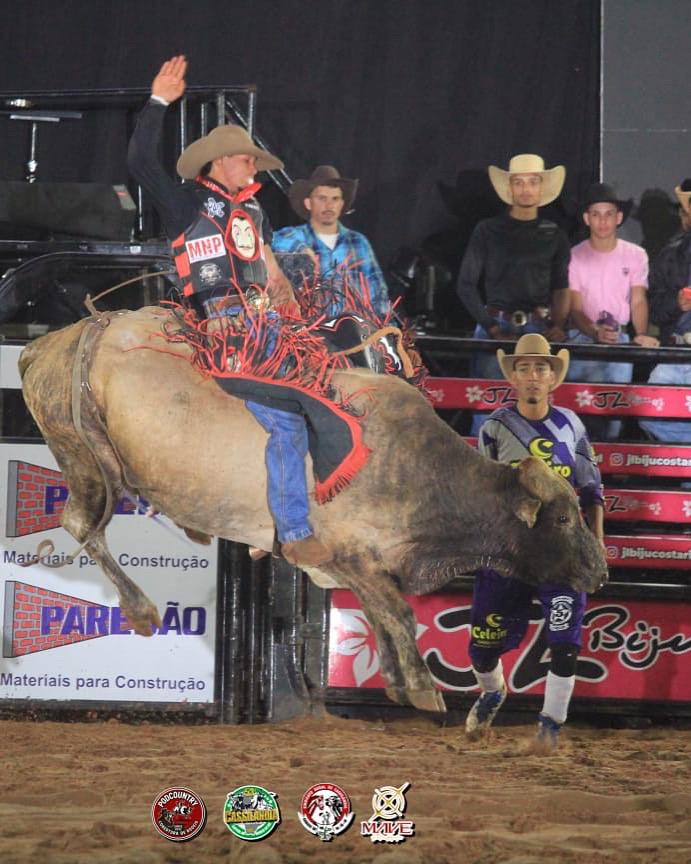 Iguatemiense Pedro Lucas é destaque em montaria de touros nos rodeios pelo Brasil