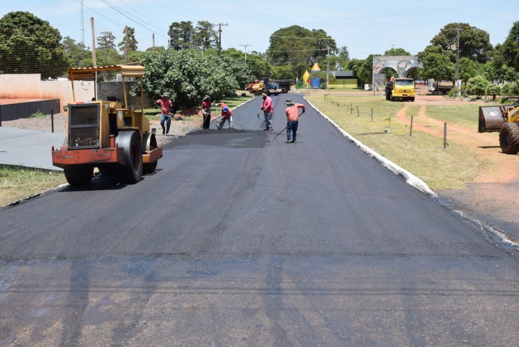 Prefeito Dr. Lídio Ledesma vistoria obras de recapeamento asfáltico em Iguatemi