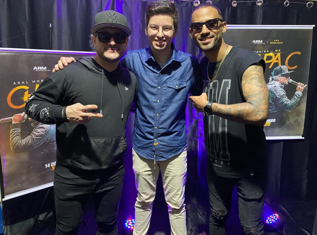 De músico a estrategista político: Matheus Fernandes, o marketeiro por trás da primeira prefeita mulher de Aral Moreira