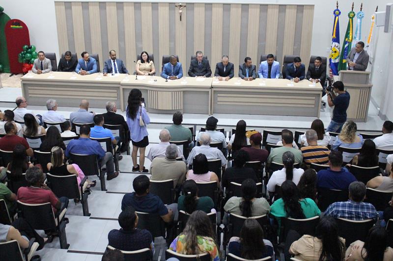 Em sessão com a Câmara lotada, Heliomar Klabunde assume seu terceiro mandato como prefeito em Paranhos Em sessão com a Câmara lotada, Heliomar Klabunde assume seu terceiro mandato como prefeito em Paranhos